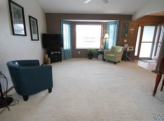 5th image of 608 Rosewood Dr