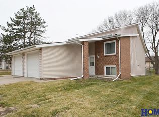 271 Parkside Ln, Lincoln, NE 68521