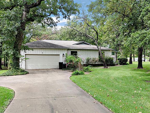 2nd image of 8 Land Cove Cir