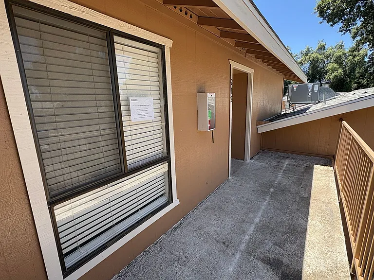 212 N Crenshaw St — Photo 6