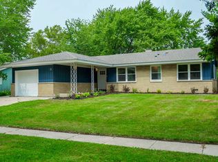 180 Tower Ln, Elk Grove Village, IL 60007