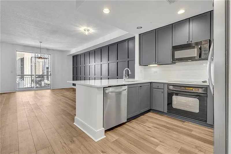 1 bed, 1.0 bath, 1104 sqft, $2,100 — Photo 3