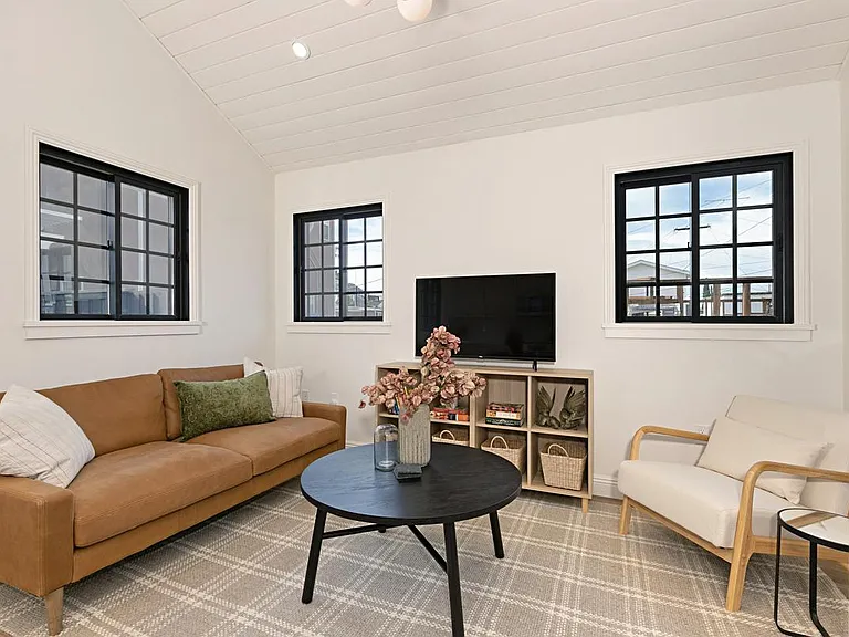 2056 Julian Ave — Photo 9