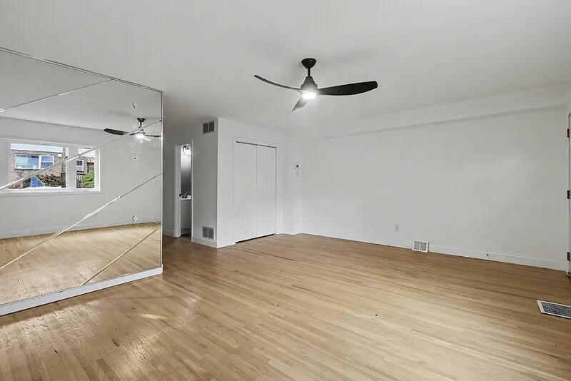 3 bed, 1.5 bath, 1402 sqft, $2,000 — Photo 3