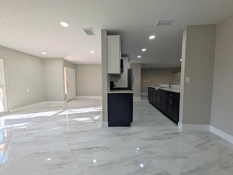 5523 Venetian Blvd NE — Photo 4