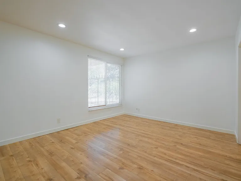 4321 Clear Valley Dr — Photo 35