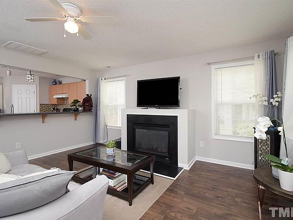3rd image of 813 Woodgreen Dr