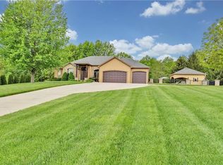9502 Jacob Ln, Lees Summit, MO 64086