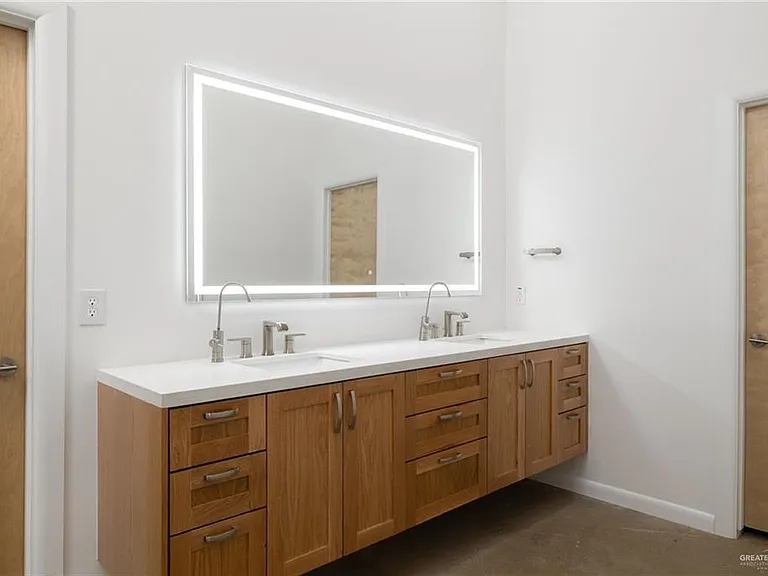 1912 Silverton Cir — Photo 10