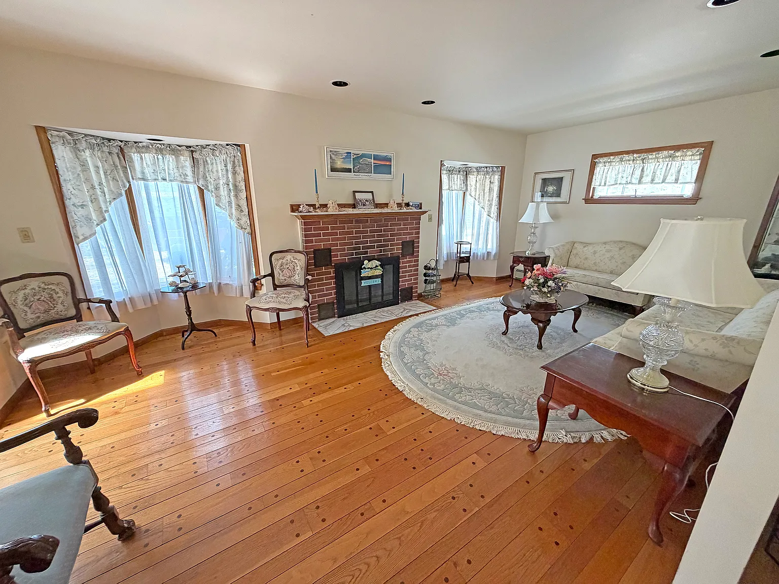 4 bed, 2330 sqft, $4,400 — Photo 3