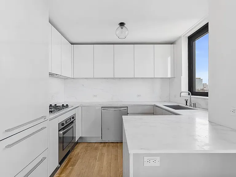 322 W 57th St #38D1 — Photo 3