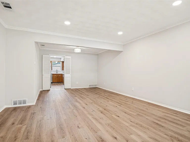 7003 Kingsbury Dr — Photo 2