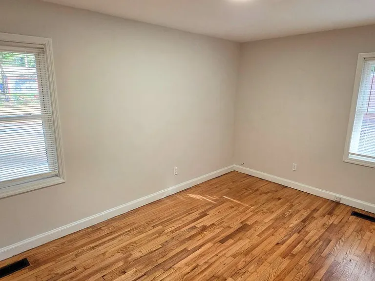 2076 Seneca Dr — Photo 11