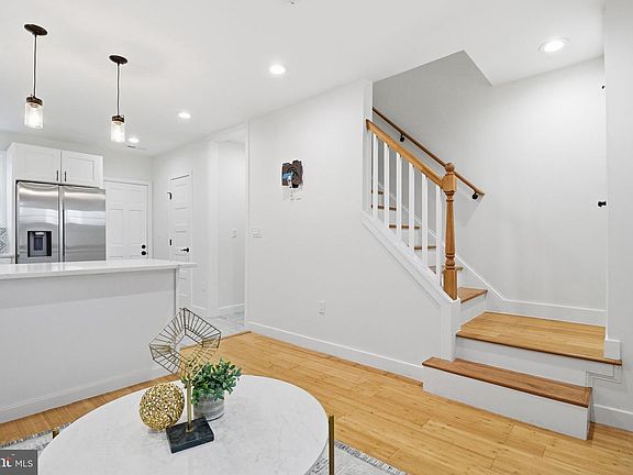 3rd image of 1621 Lyman Pl NE