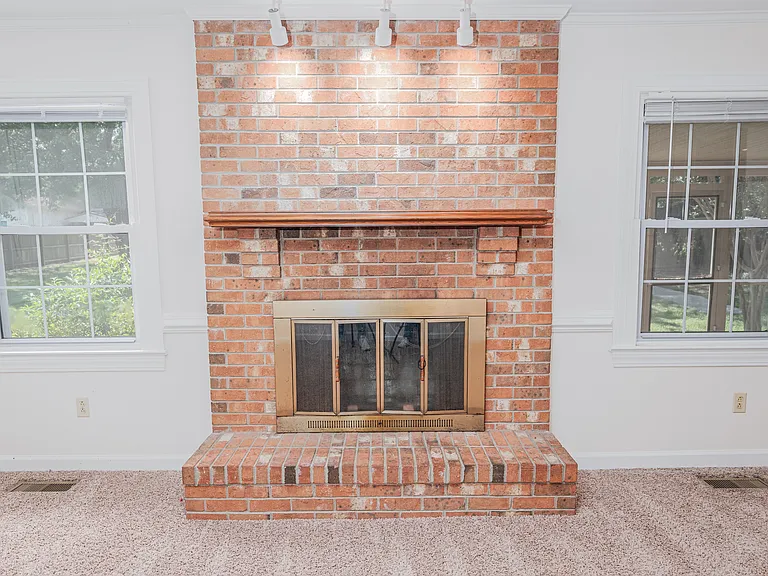 104 Dorchester Ln — Photo 8