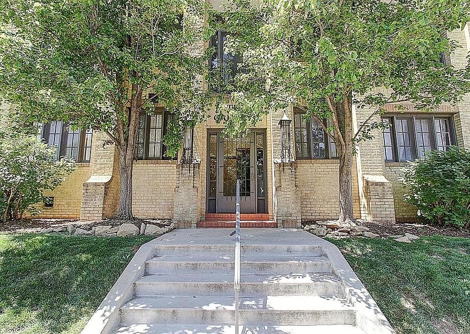 Historic and very well kept 1930's building - Secured entry!