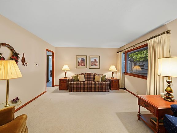 5th image of 2093 Wesley St