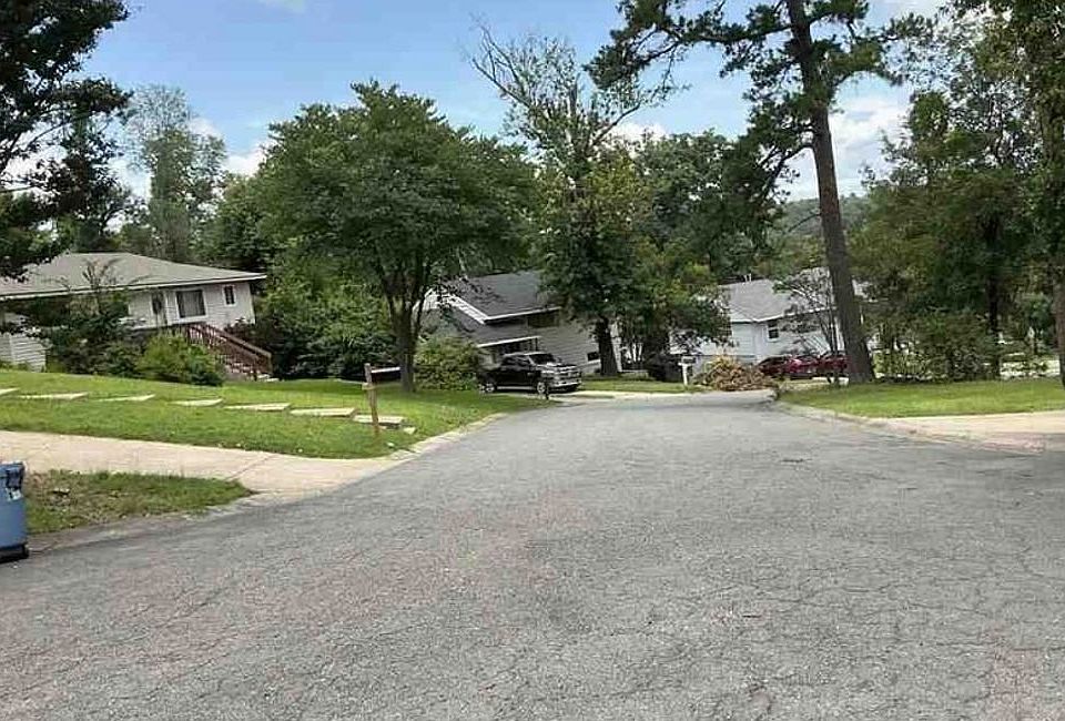 Exterior Neighborhood (street photo)