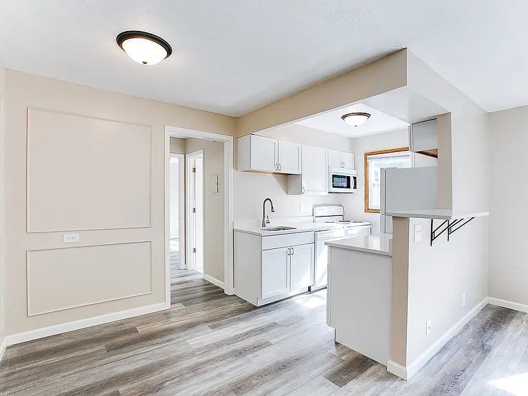 Trailway Apartments — Photo 8