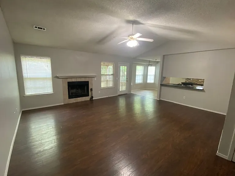3194 W Parkway Dr — Photo 2
