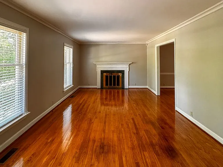 2305 Mirror Lake Dr — Photo 5
