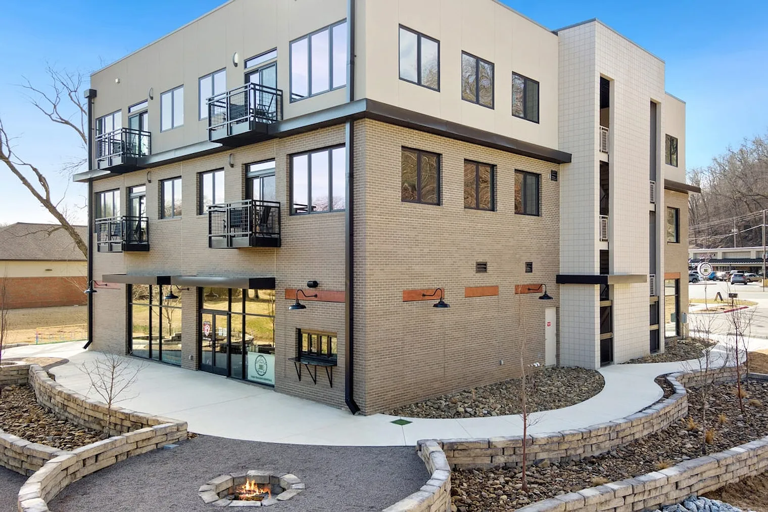 1 bed, 1.0 bath, 527 sqft, $3,686 — Photo 2