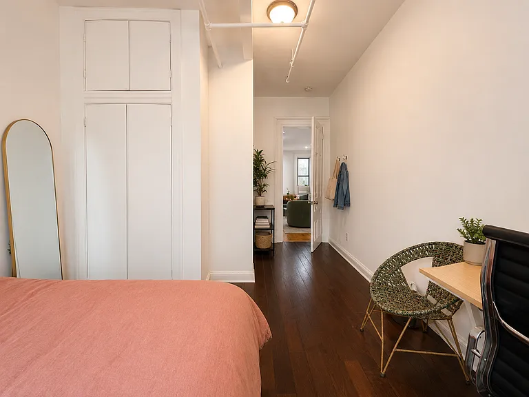 309 E 14th St #2 — Photo 4