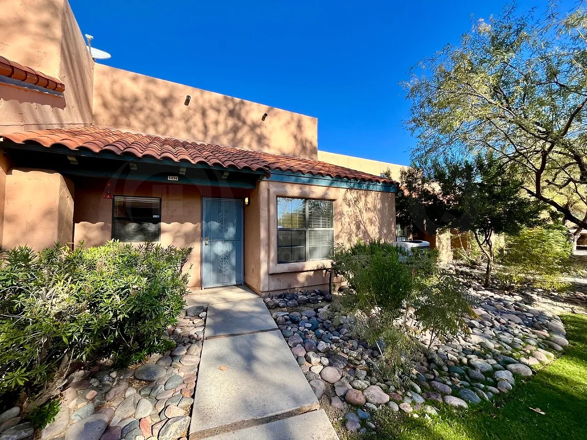 2 bed, 2.0 bath, 1094 sqft, $1,600 — Photo 1