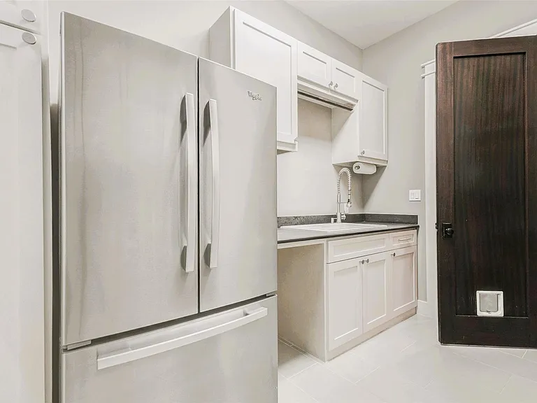 2219 Columbia St — Photo 32