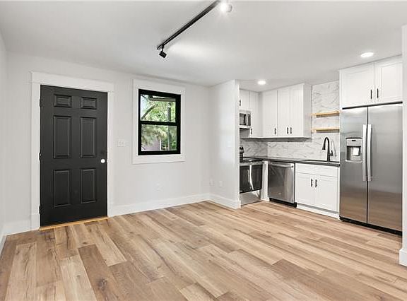 3rd image of 4421 Burgundy St #202