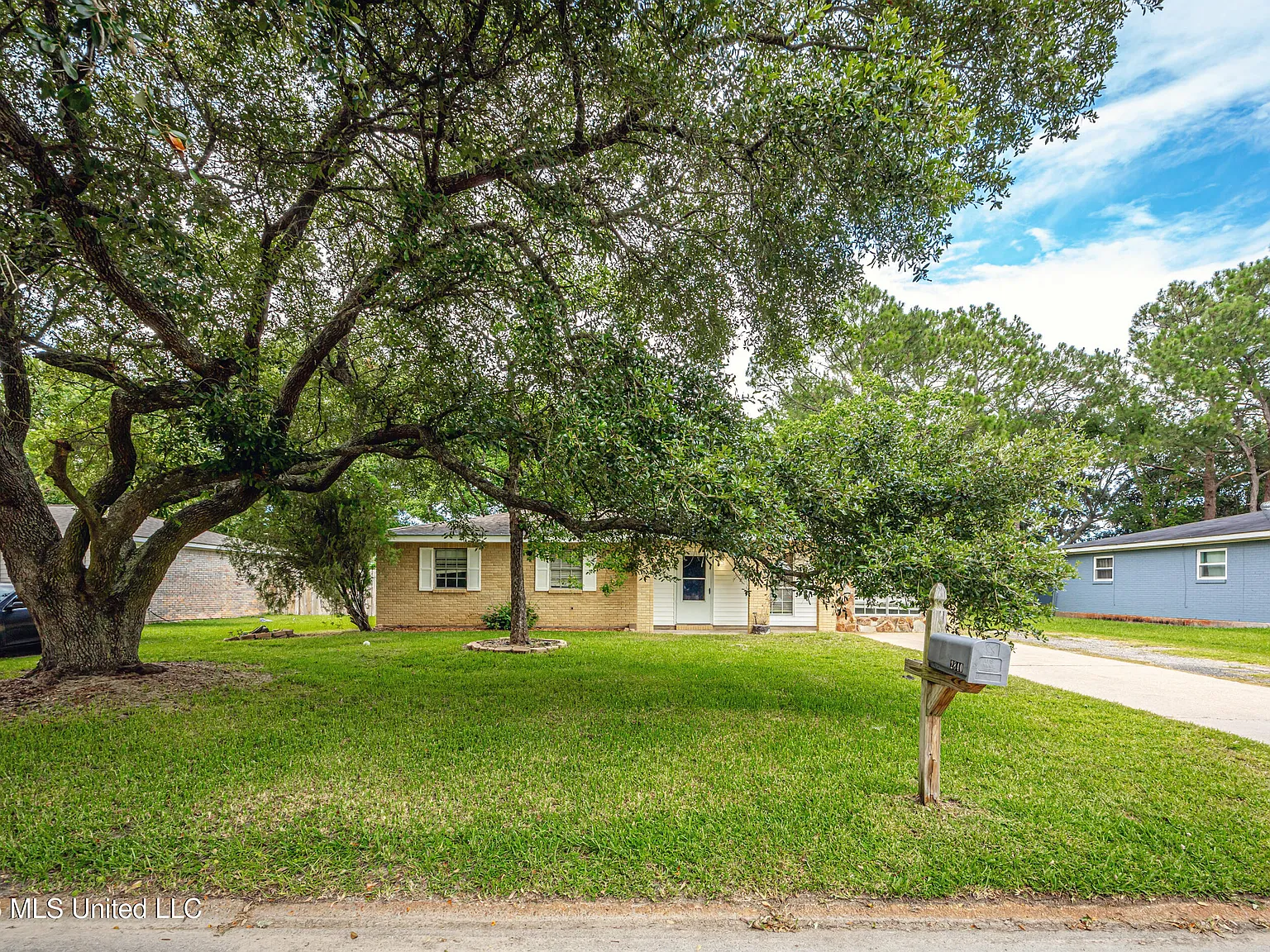 3 bed, 1.0 bath, 1352 sqft, $1,350 — Photo 1