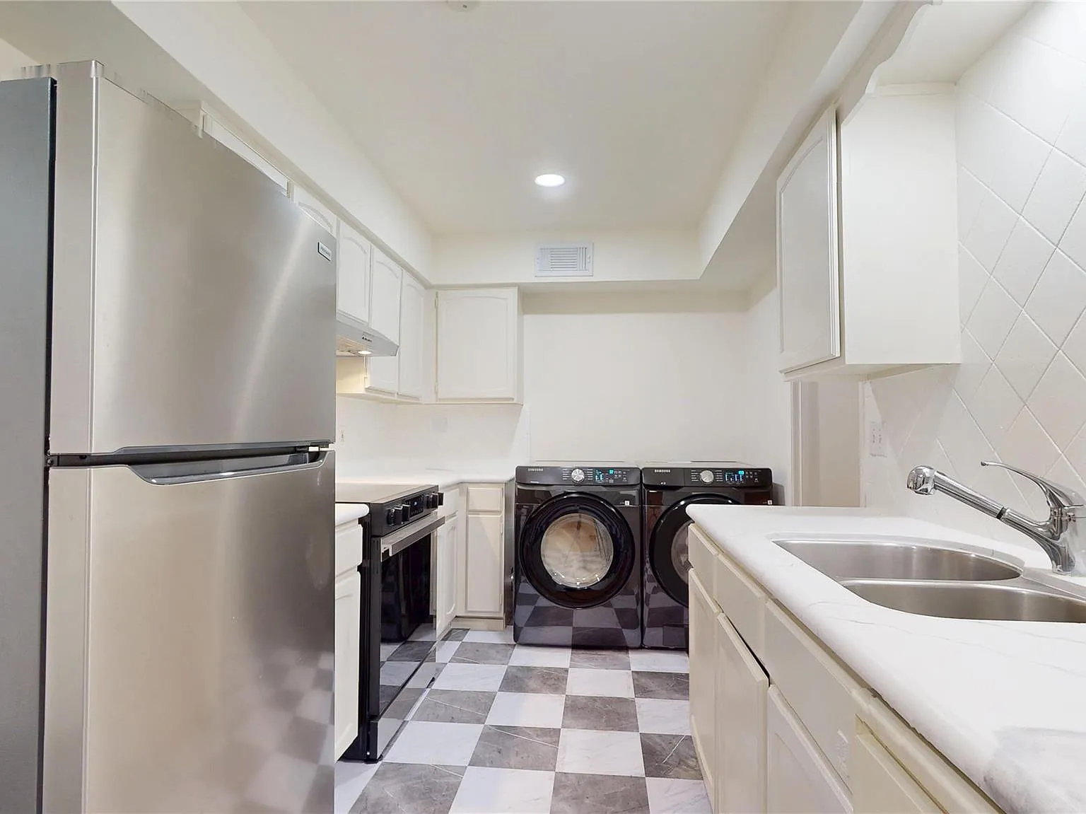 357 N Post Oak Ln — Photo 4