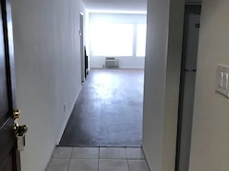 1820 S Bentley Ave — Photo 2