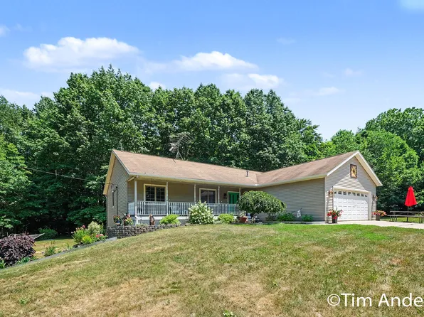 3455 Northkent Pine Dr, Kent City, MI 49330
