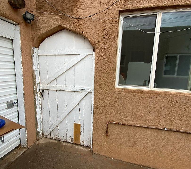 1st image of 821 1/2 Girard Ct NE