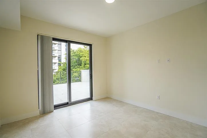 1091 Galiano St #304 — Photo 18