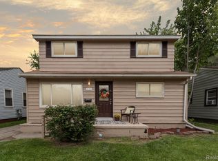 833 E Barrett Ave, Madison Heights, MI 48071