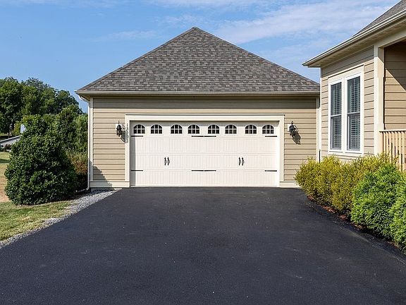 3rd image of 135 Ponds Dr