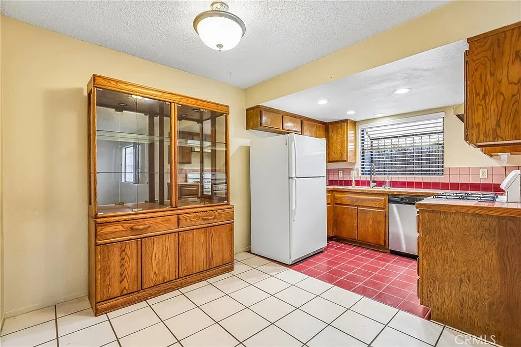 3 bed, 1337 sqft, $3,300 — Photo 4