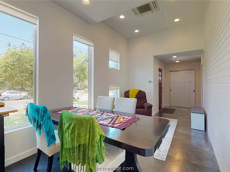 217 N Houston Ave — Photo 9