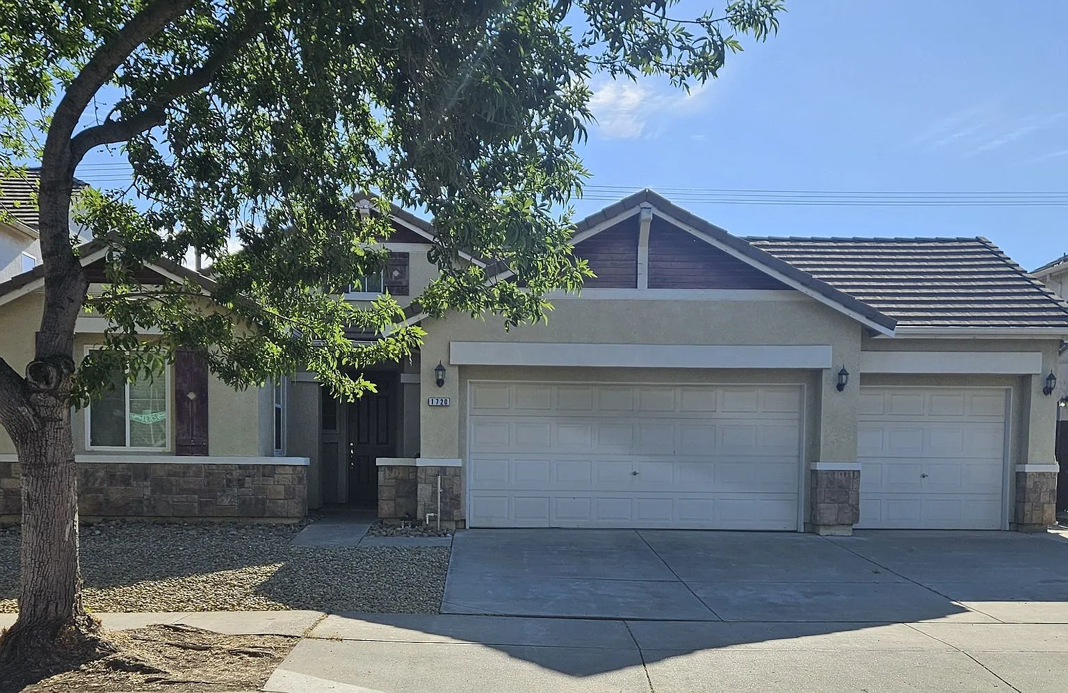 Spacious 4 bedroom home near River Oaks Golf Course — Photo 1