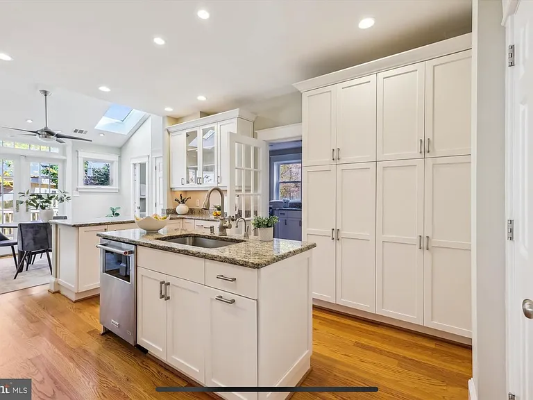 4451 Macarthur Blvd NW — Photo 11