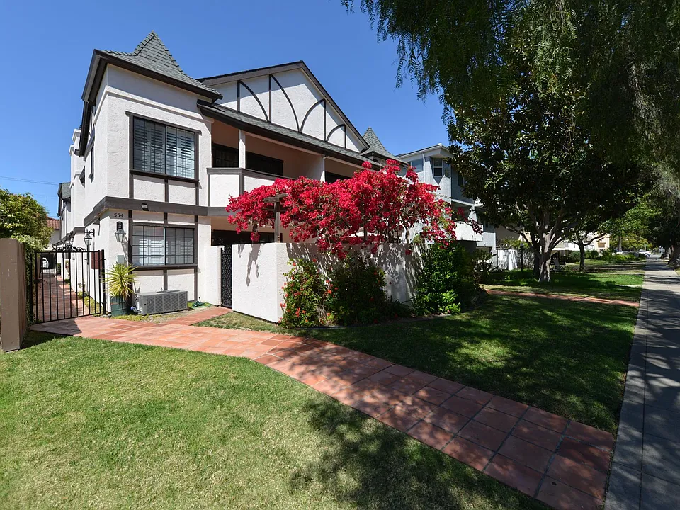 554 E Ave