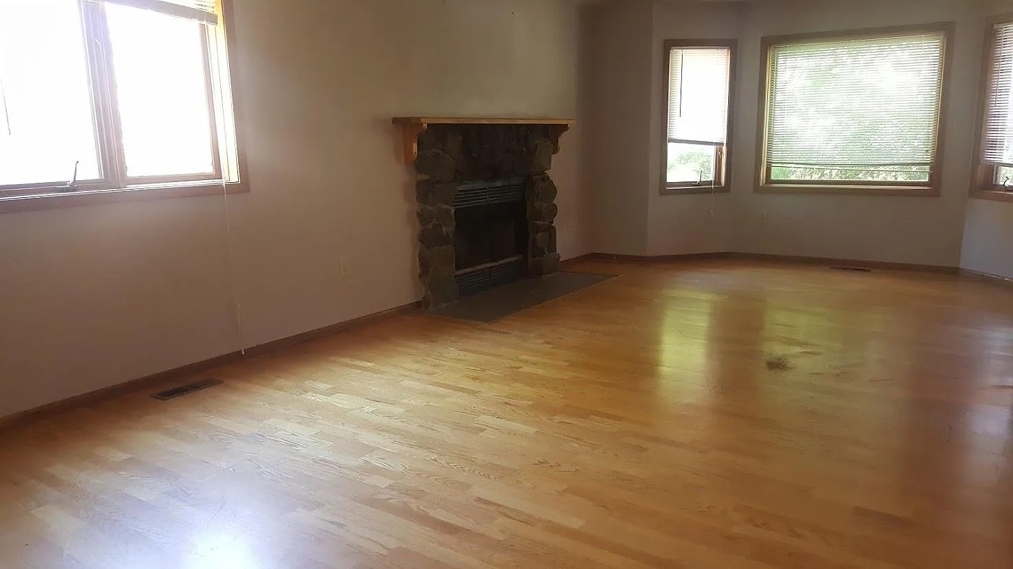 3 bed, 2.5 bath, 1575 sqft, $2,200 — Photo 3