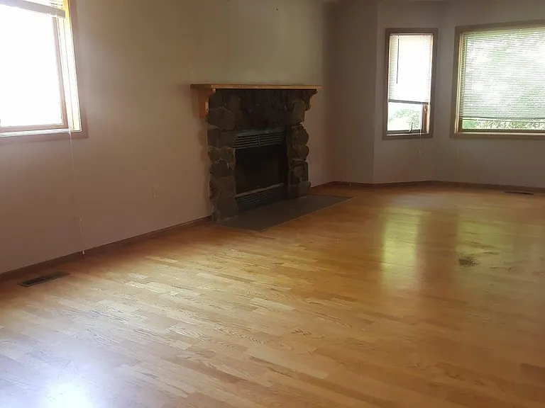 835 SE Lori Ct — Photo 3