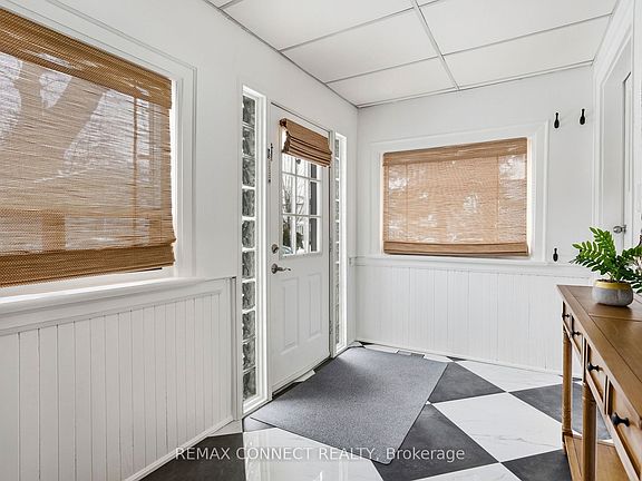 2nd image of 60 Woodbury Rd