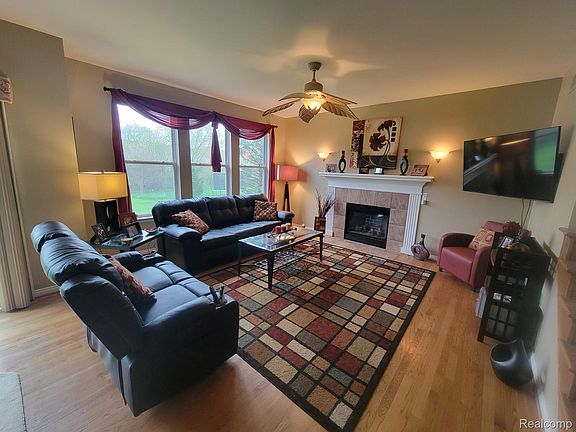 4th image of 10224 Wellington Dr