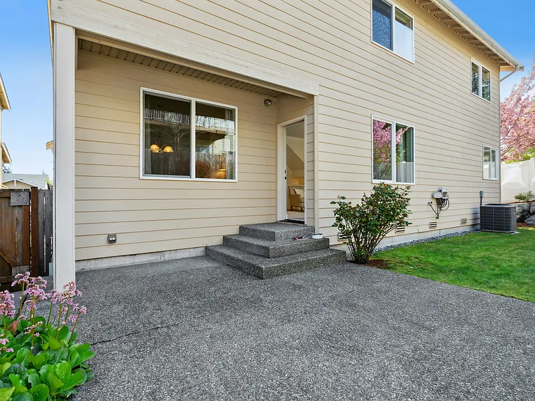 22704 SE 51st St — Photo 43