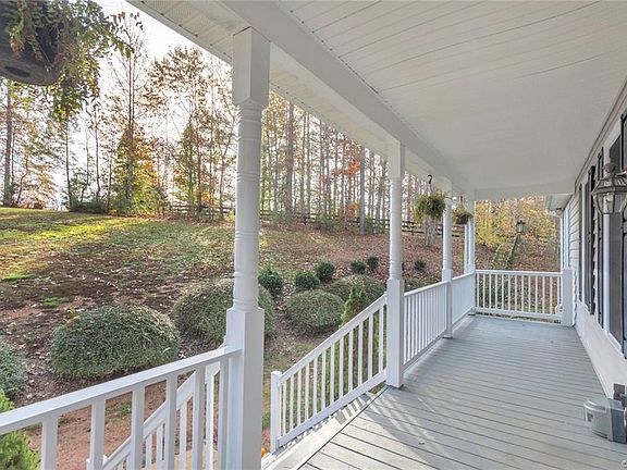 5th image of 19 Queen Annes Ct