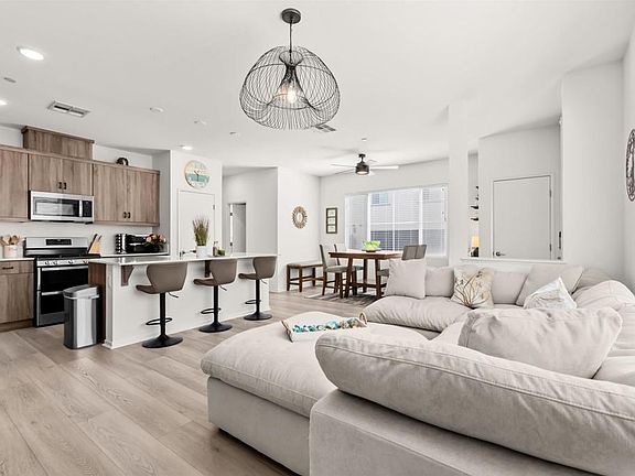 4th image of 359 Sweet Pl